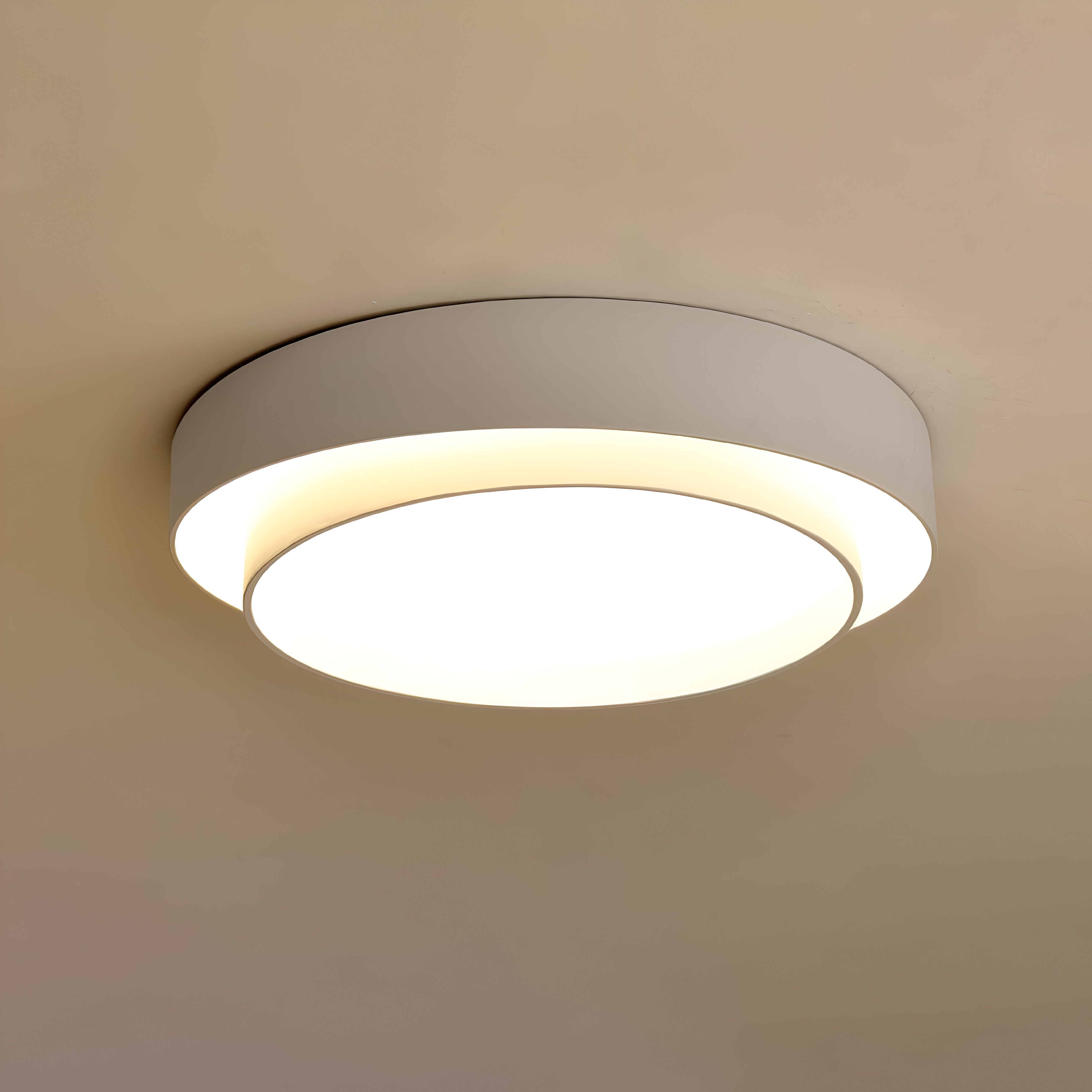 Nærbilde av moderne dobbeltlags LED taklampe, viser det unike sirkulære designet.