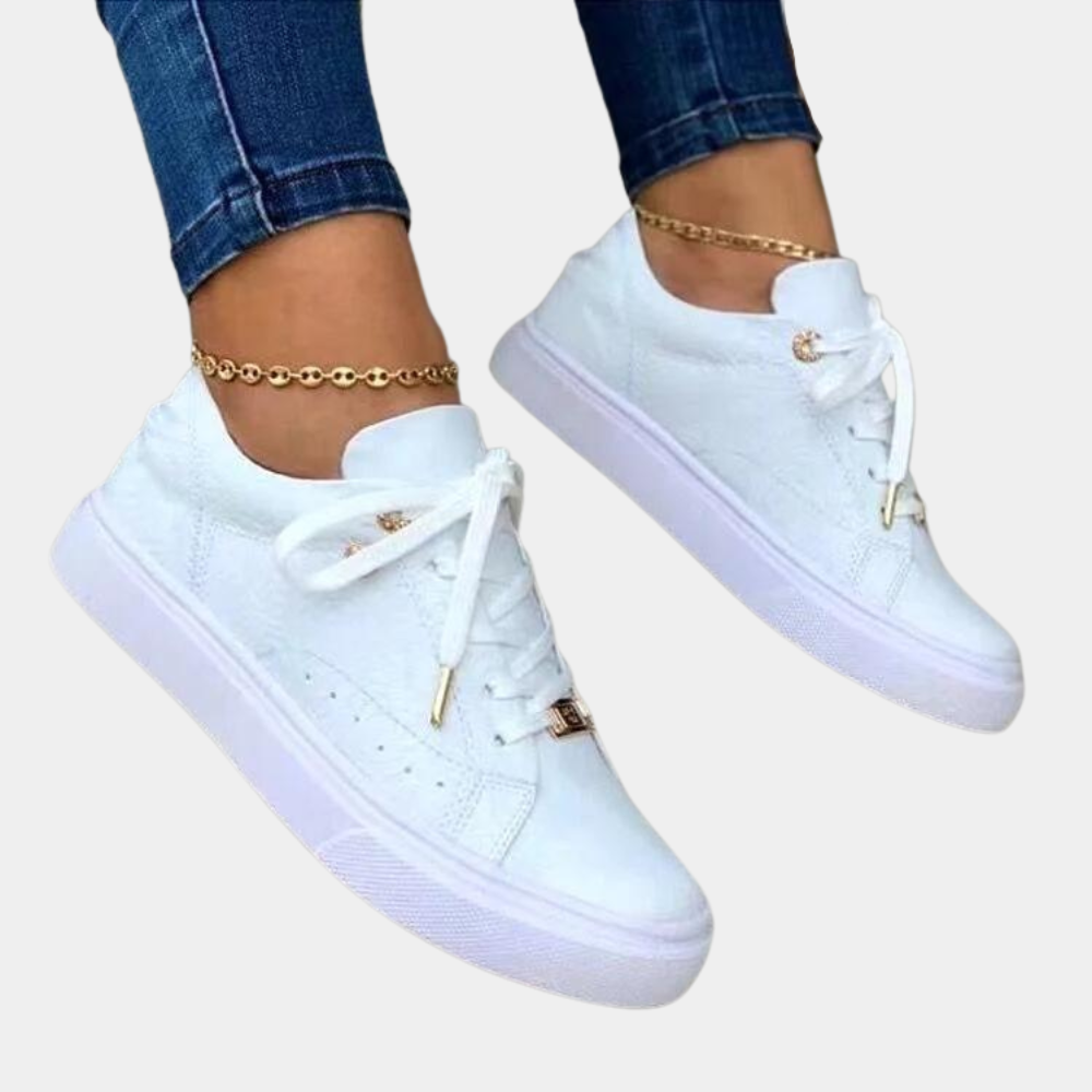 Nærbilde av stilrene kvinnenes sneakers med flerfarget moderne design. Ideelle komfortsko for hverdagsstil.