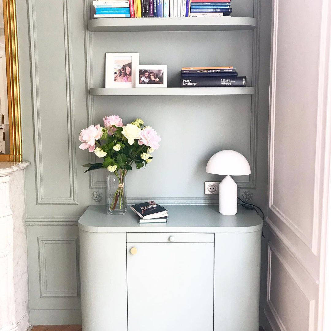 Geometrisk bordlampe i moderne stil, en minimalistisk belysning som passer alle rom.