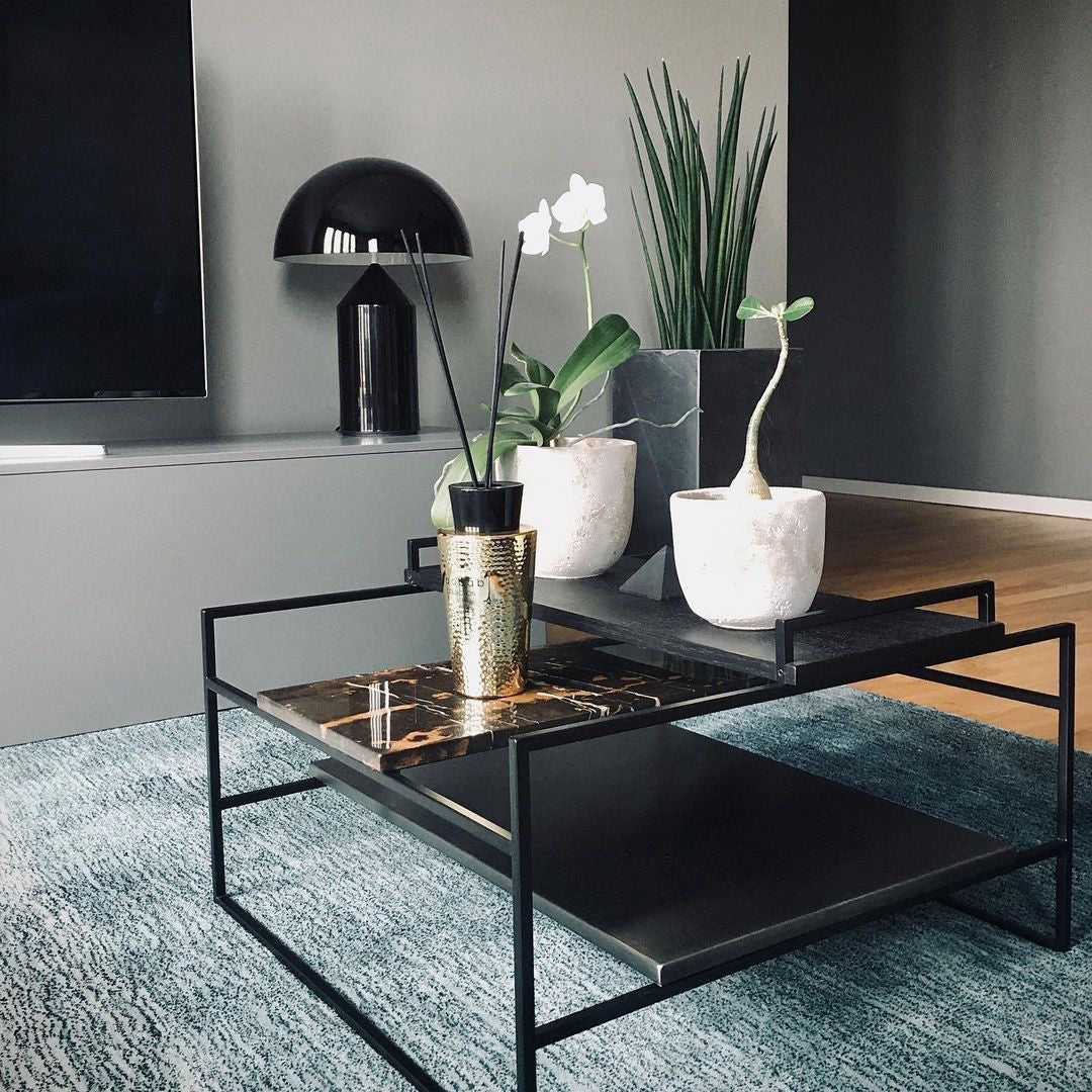 Moderne geometrisk bordlampe, perfekt som nattbordslampe eller konsollbord-belysning.