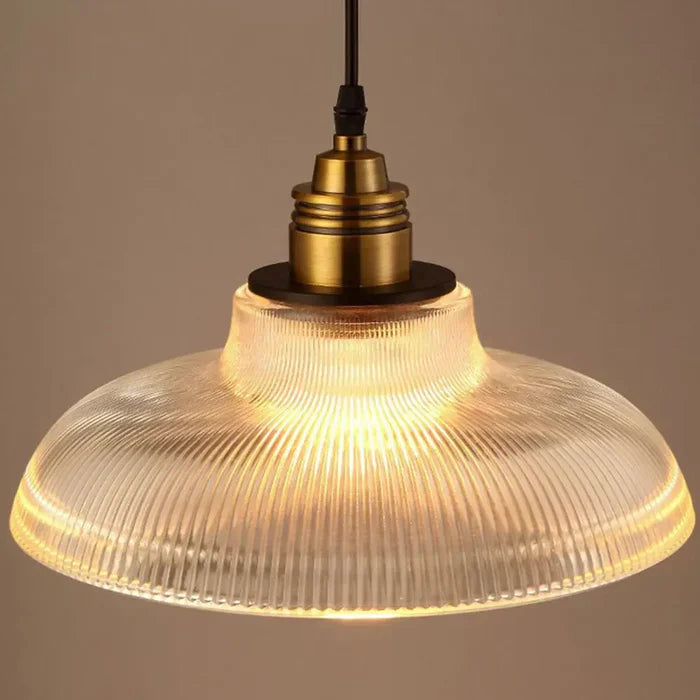 Nærbilde av moderne glasslampe som gir mykt, elegant stemningslys, perfekt for hjemmeinnredning.
