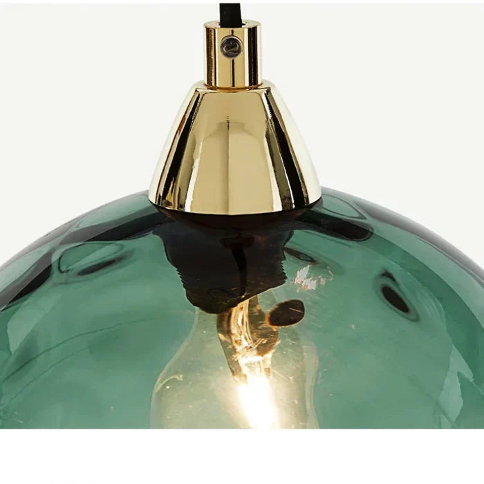 Elegant designlampe, justerbar lysfarge, skaper stemning i moderne spisestue.