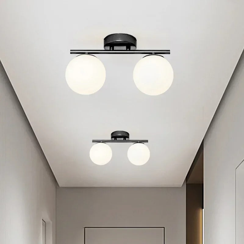 Elegant taklampe med hvit glasskule og gullfarget base. Perfekt for moderne soveromslys.