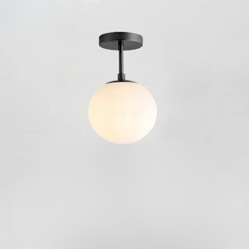 Moderne minimalistisk taklampe. Glasskule og gullfarget armatur, perfekt for stue eller soverom.