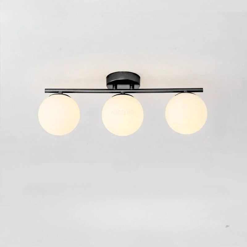 Luksuriøs glasskule taklampe, gullfarget med LED. Skaper stemningsfullt lys i moderne interiør.
