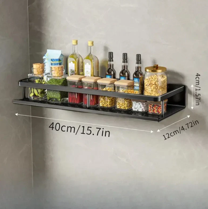 Grå, moderne hylle perfekt for kjøkkenet. Praktisk og dekorativ oppbevaring for et organisert og innbydende rom.