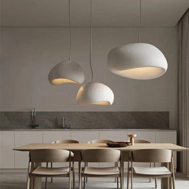 Hvit dekorativ pendellampe, ideell for spisestue. Elegant belysning i moderne design.