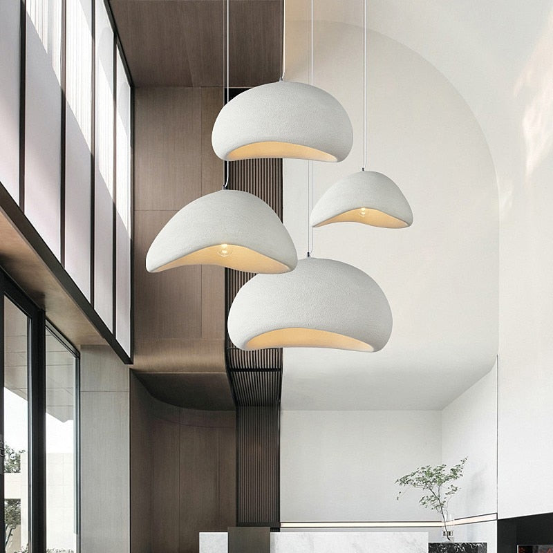 Stilren pendellampe for spisestue. Moderne taklampe som gir dekorativ belysning.