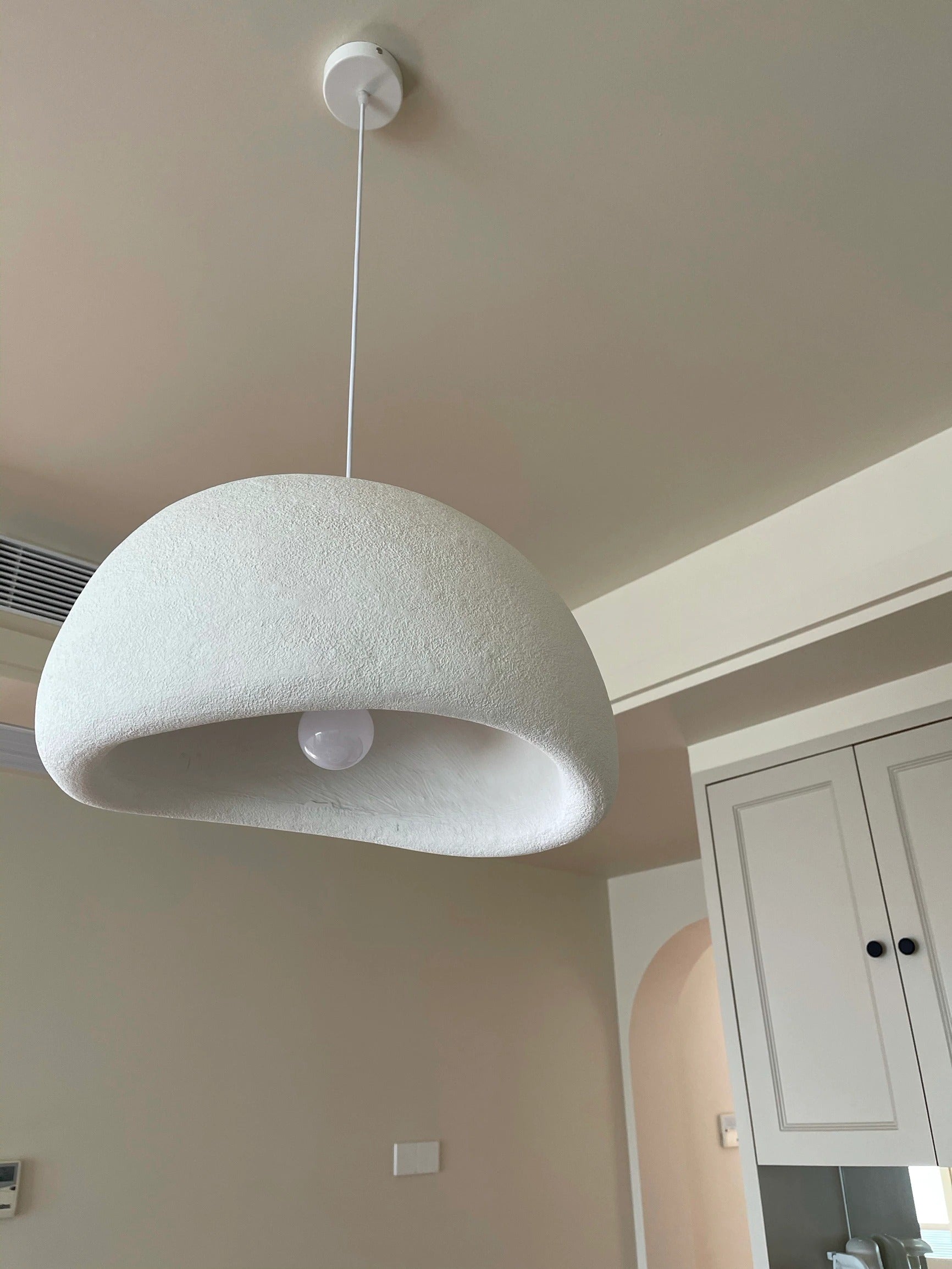 Moderne pendellampe for spisestue. Grå taklampe gir stilfull og dekorativ belysning.