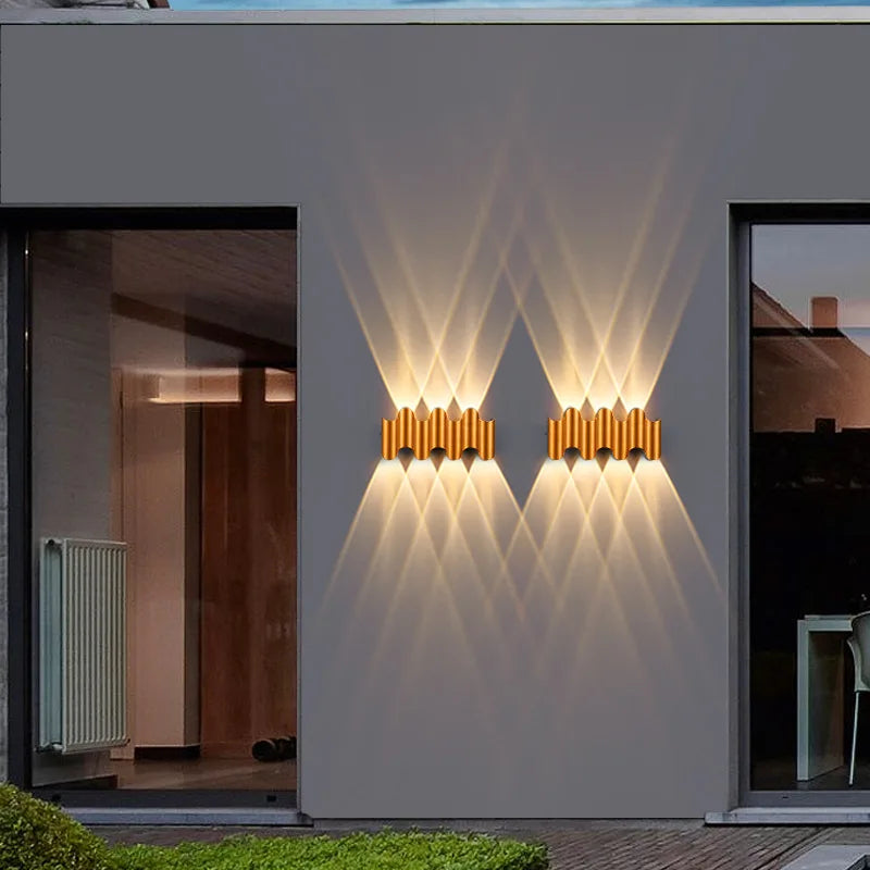 Elegant innendørs gull lampe for stemningsfull belysning. Moderne vegglampe med energieffektiv LED.