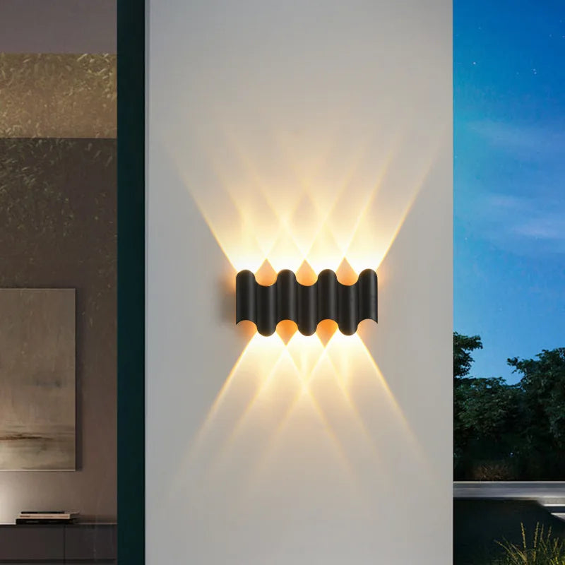 Dekorativ LED-vegglampe i moderne gullfinish. Skap unik atmosfære i stuen, soverommet eller gangen.