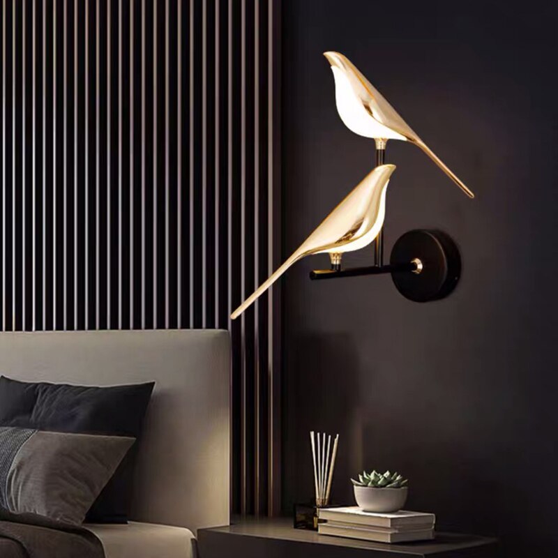 Gullfarget LED-vegglampe, ideell for elegant innendørs belysning og hjemmeinnredning.