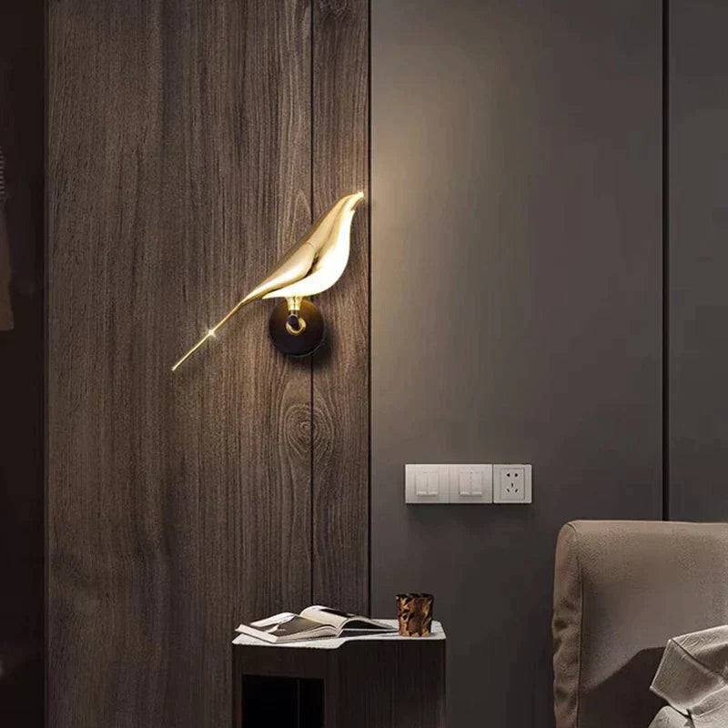 Justerbar LED-vegglampe i gull, gir stemningslys og moderne dekor til ethvert rom.