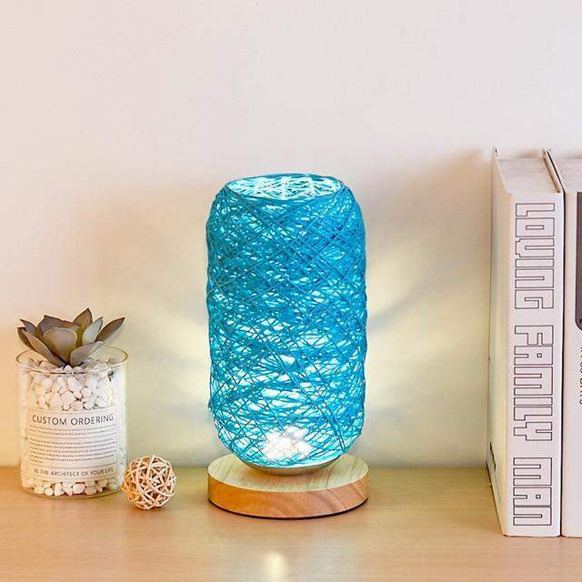 Detaljert bilde av håndvevd lampeskjerm. Viser den unike teksturen til denne moderne dekorative nattlampen.