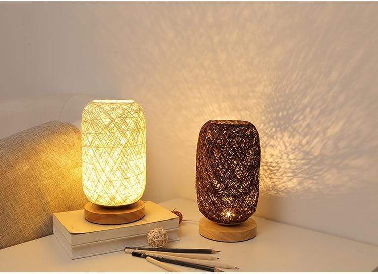 Nærbilde av den intrikate håndvevde lampeskjermen. Perfekt for å skape en koselig atmosfære med denne bordlampen.