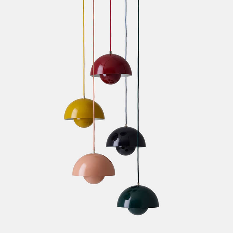 Elegant halvsirkel taklampe i nordisk design, skaper stemningslys i moderne hjem.
