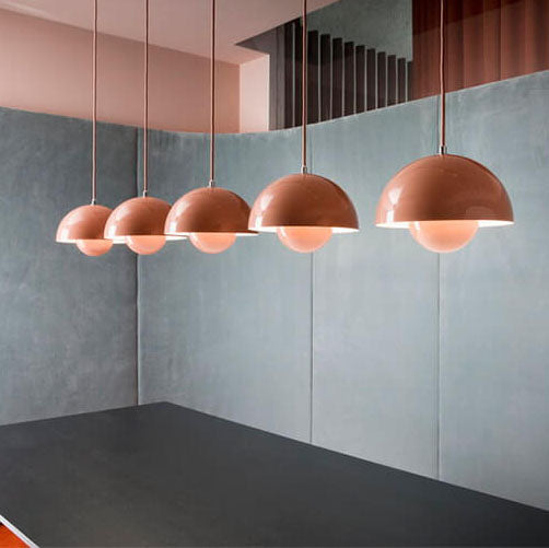 Stilfull innelampe: halvsirkel pendellampe som taklampe i et moderne rom.