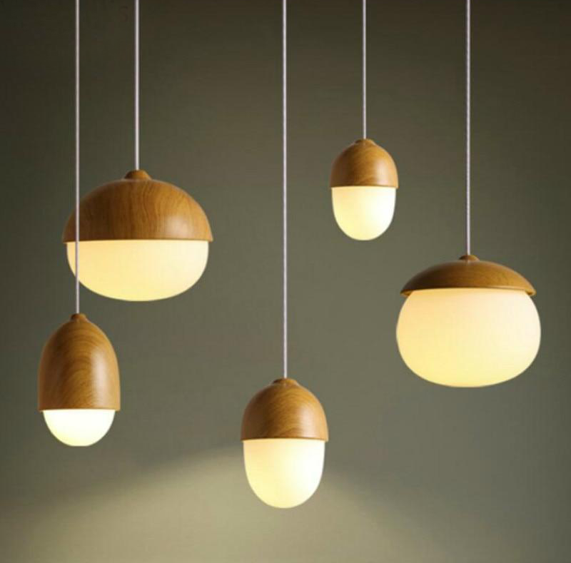 Stilren pendellampe i treimitasjon, perfekt for stuebelysning. Justerbar og dekorativ innendørs lampe.