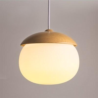 Moderne taklampe for spisestue. Hengende lampe med treimitasjon og justerbar høyde. Skaper god belysning.