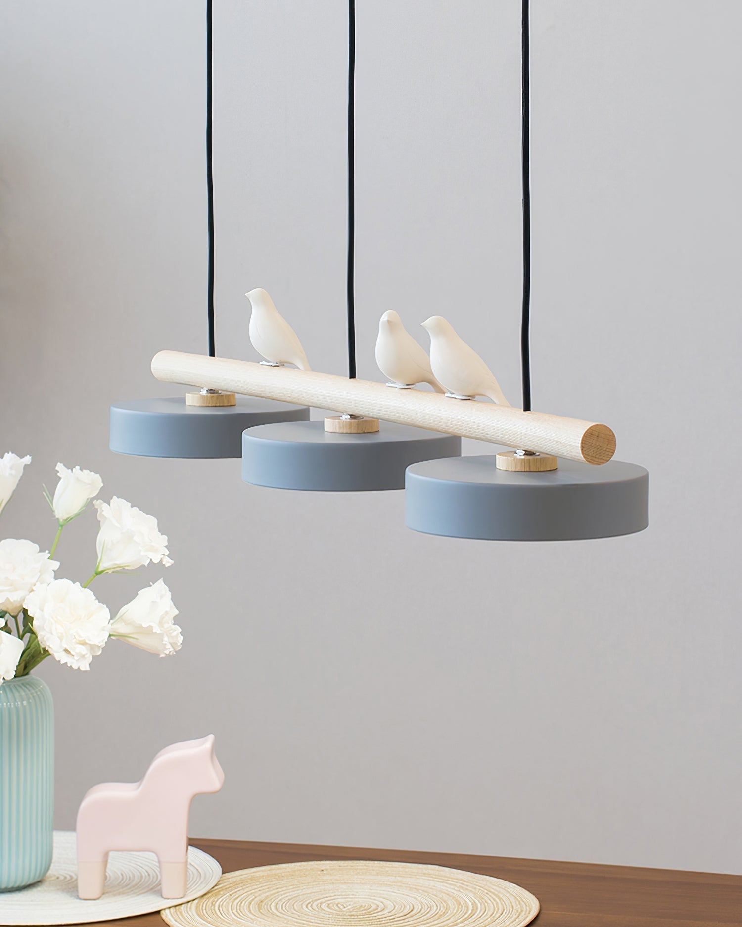 Hjemmedekor: Taklampe med fugledesign, perfekt for et elegant, moderne spisebord.