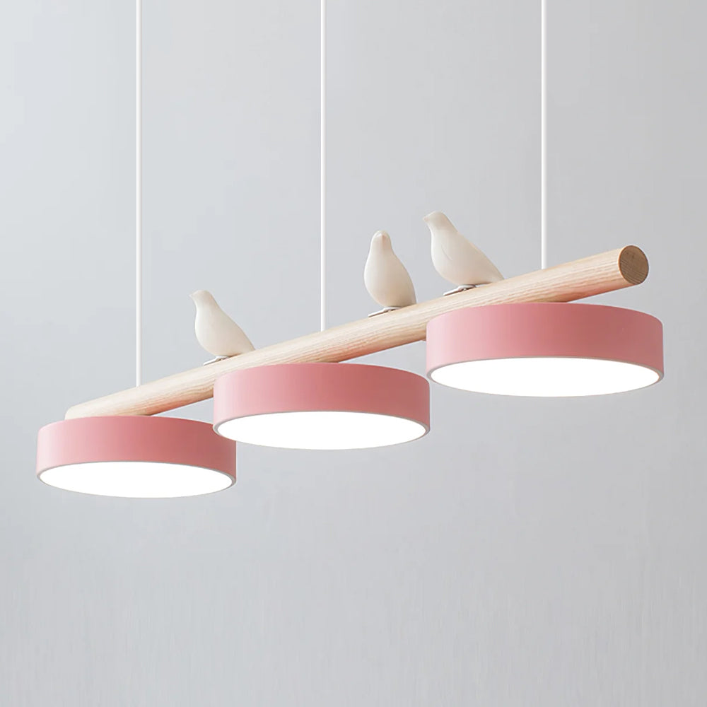 Unik taklampe med gullfargede fugler, gir et luksuriøst preg til spiseområdet.