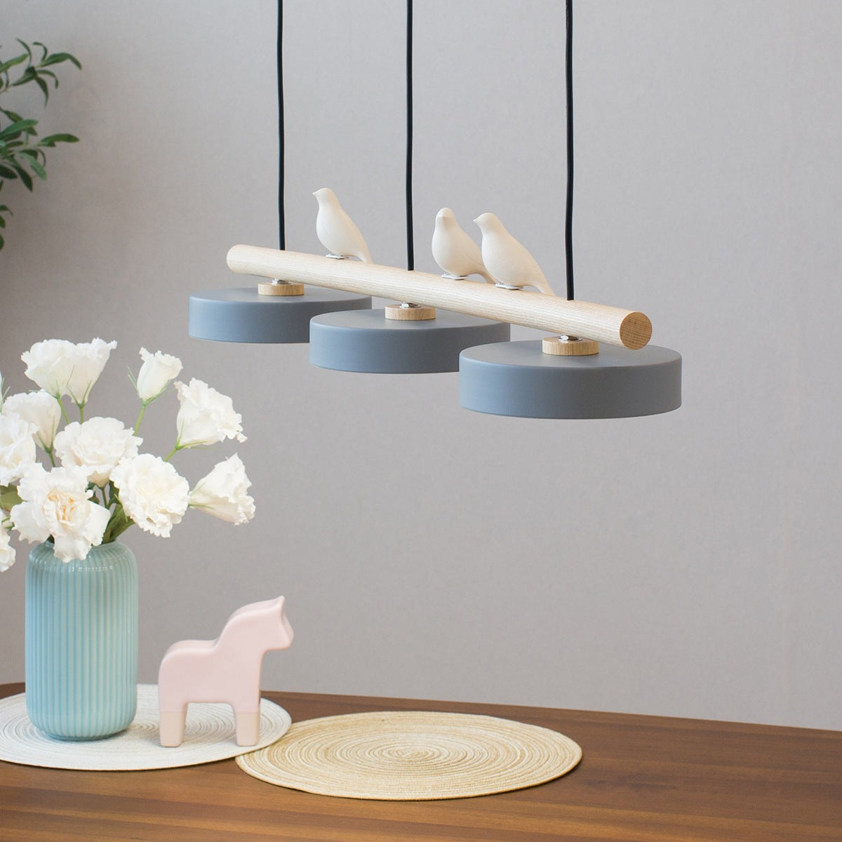 LED-taklampe med kunstnerisk fugledesign, en elegant aksent for spiseområdet.