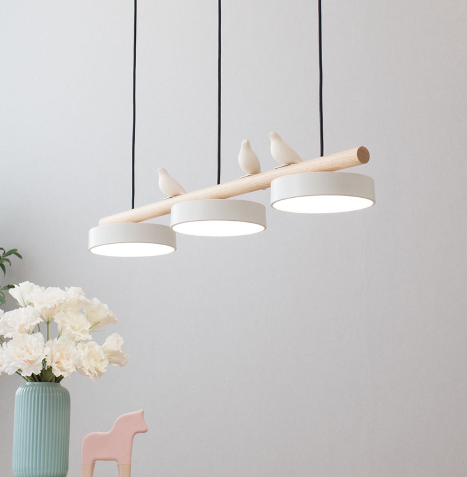 Unik hengende lampe med flygende fugler, for moderne og luksuriøs spisestue.