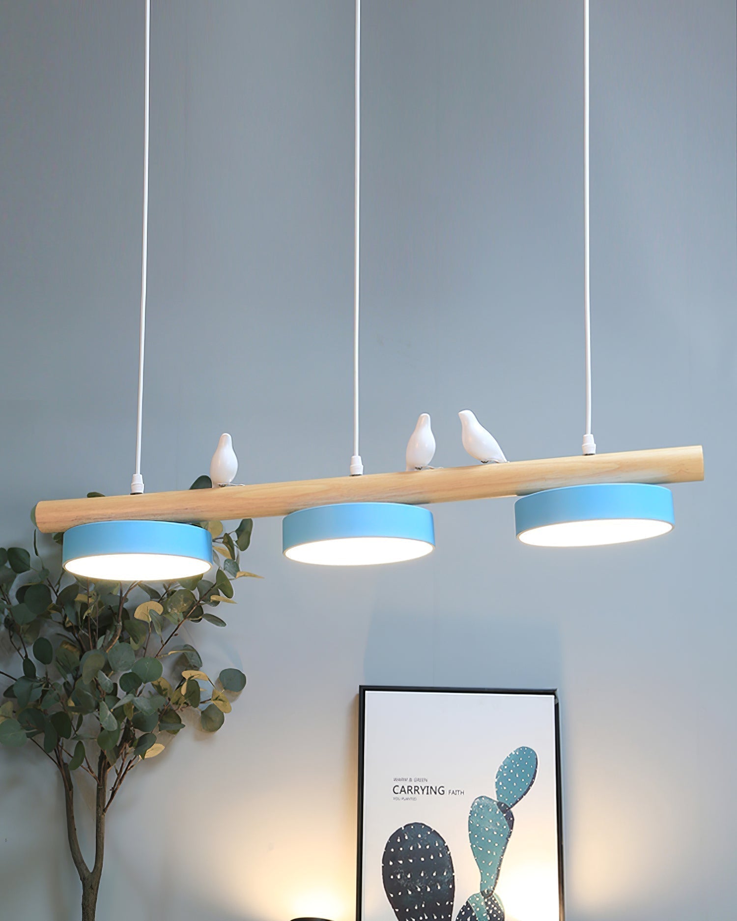 Taklampe i fugledesign, gir varmt LED-lys og moderne preg til ethvert spisebord.