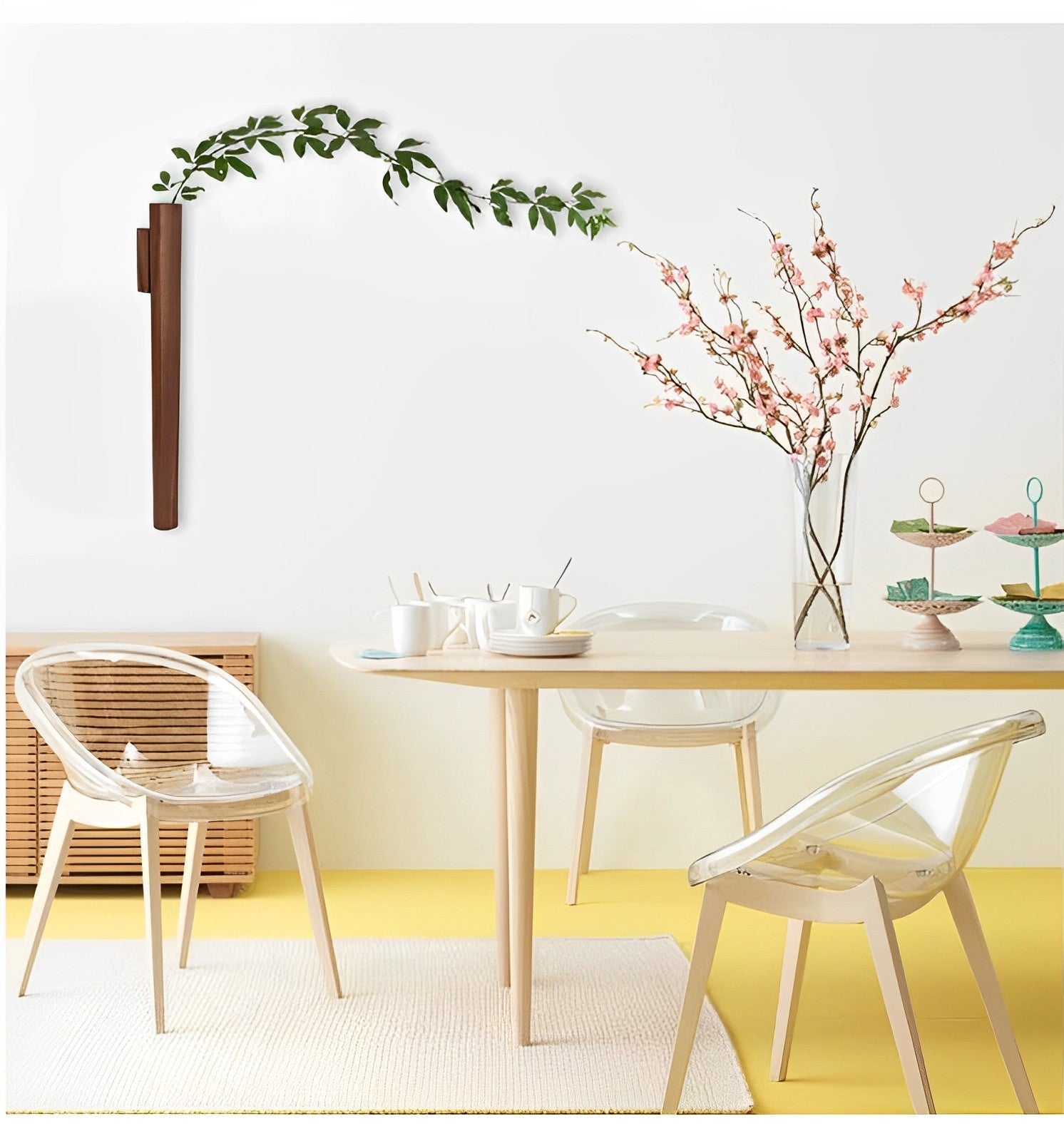 Minimalistisk veggmontert vase sett, flott for blomsterdekor og friske grønne innendørs planter.
