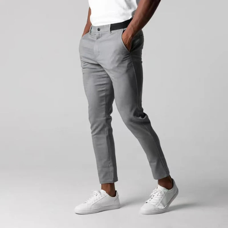 Stilige herre chinos, ideelle for smart casual antrekk. En moderne look som passer til enhver anledning.