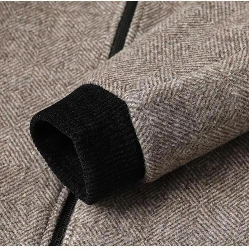 Nærbilde av stoffet på en moderne slim fit herrefrakk, som viser den høye kvaliteten og teksturen.