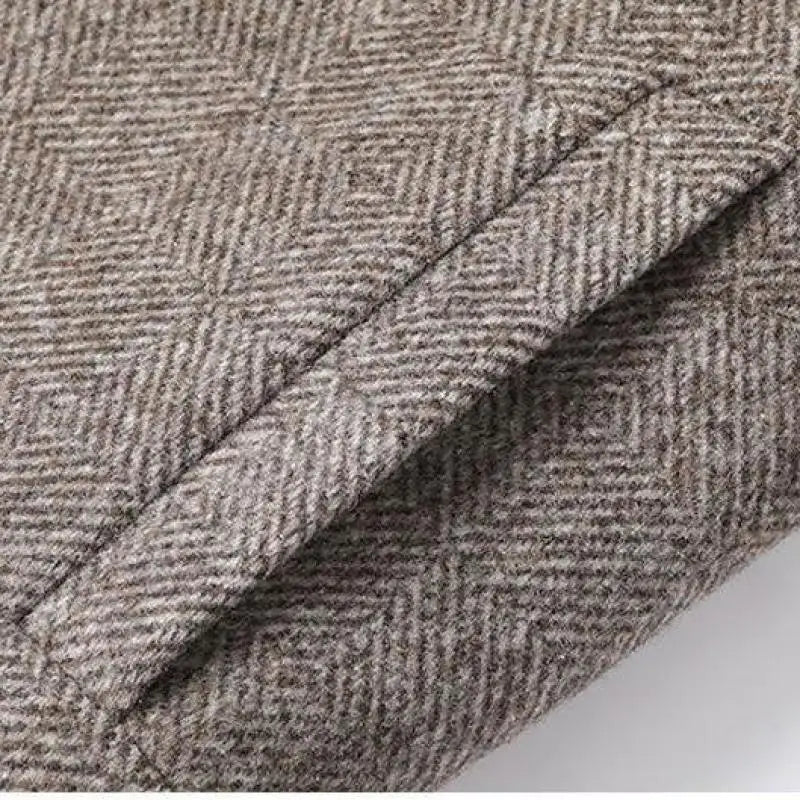 Mann iført elegant slim fit herrefrakk, passer til både formell og hverdagslig bruk. Moderne vinterfrakk.