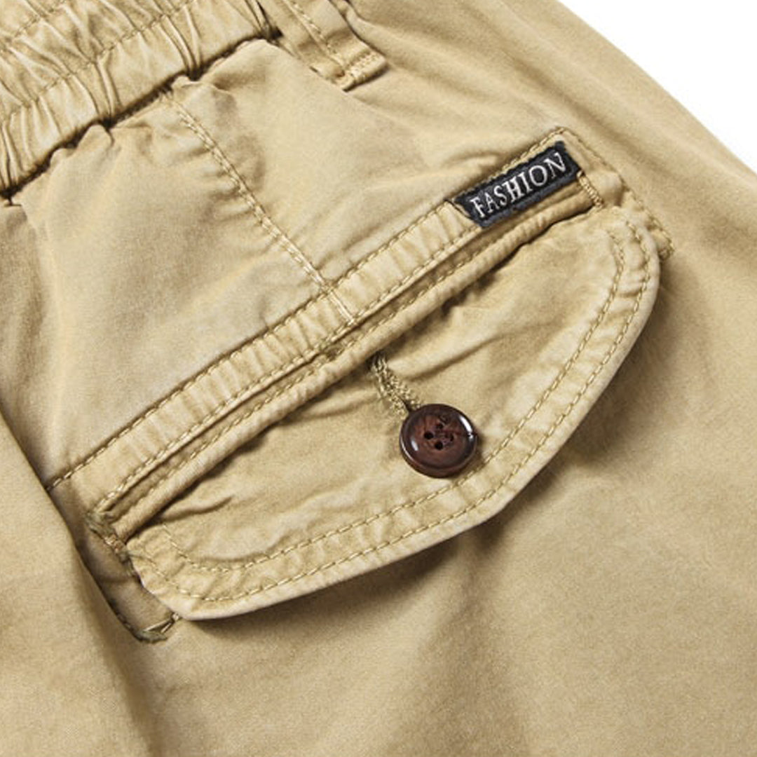 Herre cargobukser, beige, regular fit, kombinert med matchende t-skjorte, avslappet look, fritidsbukser