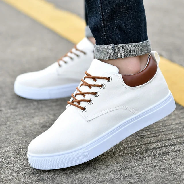 Trendy herresneakers i minimalistisk design, lette og komfortable for menn i alle aldre.