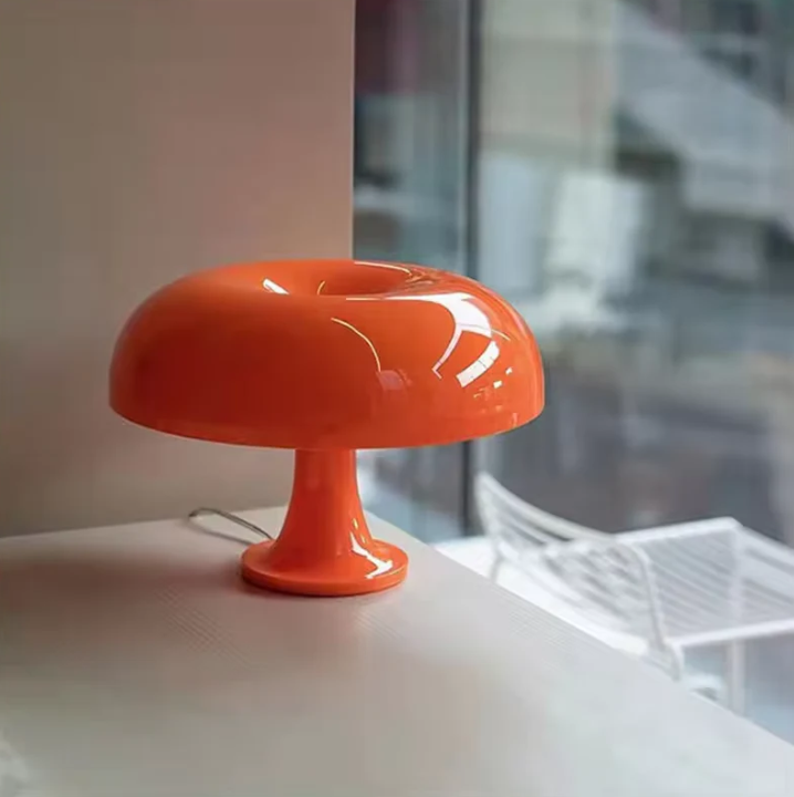 Minimalistisk sopplampe med LED, ideell som dekorbelysning på nattbord eller sidebord i moderne interiør.