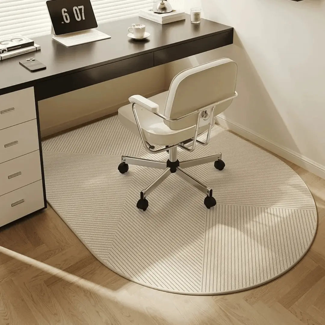 Moderne kontorstolmatte i grått for gulvbeskyttelse. Sklisikker design ideell for hjemmekontor.