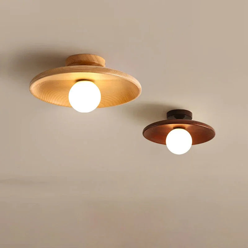 Kuleformet taklampe i tre med varmt lys. Fremhever moderne belysning og skaper hyggelig atmosfære i stue/spisestue.