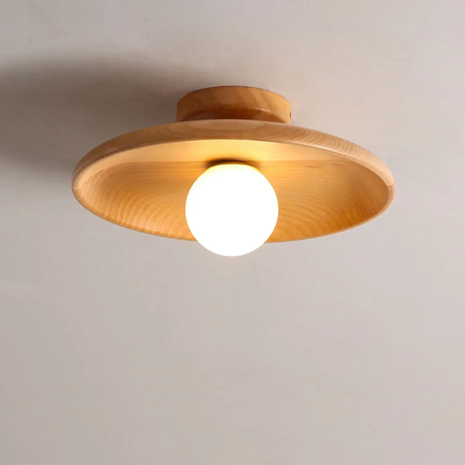 Moderne kulelampe i tre, et stilrent designelement. Perfekt minimalistisk taklampe for et nordisk hjem. LED-kompatibel.