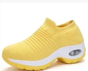 Trendy kvinne joggesko i moderne stil. Lette og komfortable sportssko for aktiv hverdag.