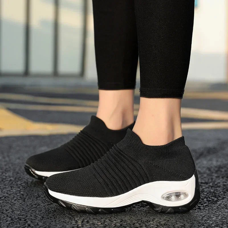 Kvinne joggesko med moderne stil, lette, komfortable sportssko for aktiv hverdag og fritid.