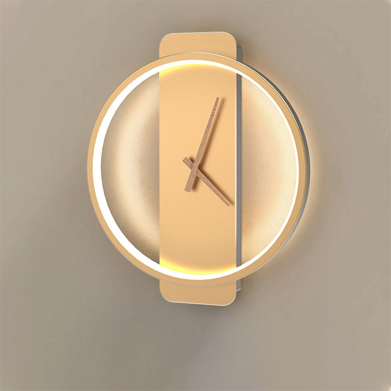 Elegant LED digital klokke for vegg, perfekt for minimalistisk interiør og hjemmeinnredning.