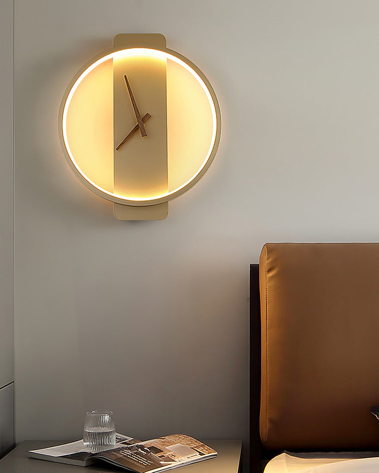 Minimalistisk LED veggklokke med digital tidsvisning, ideell for moderne interiør.
