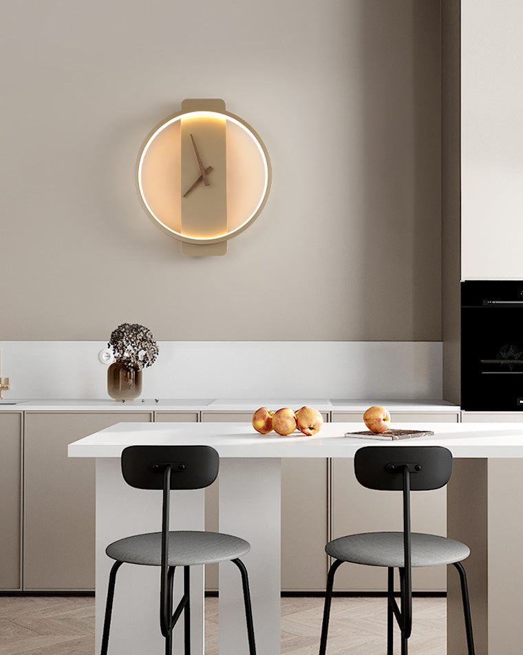 Elegant veggklokke med integrert LED-lys, skaper stemning i ethvert rom.