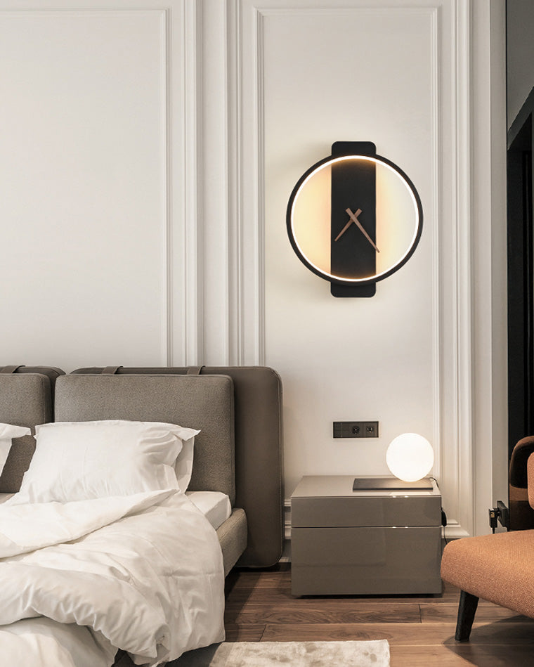Veggmontert LED-klokke i minimalistisk stil, fremhever moderne interiørdesign.