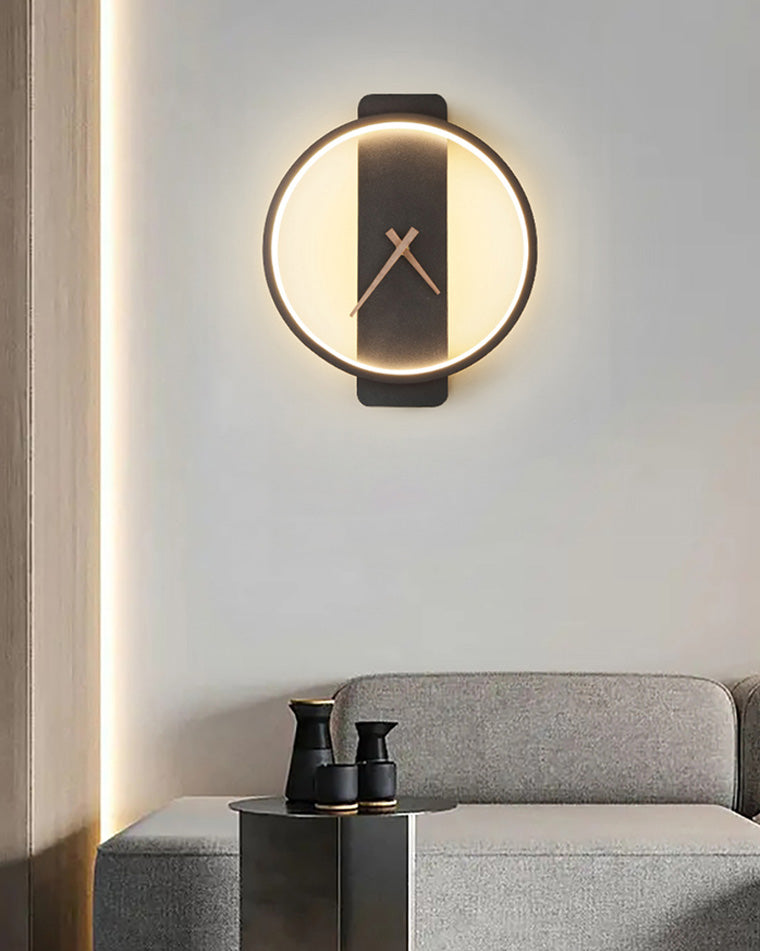 Moderne LED-veggklokke som digital tidsviser og dekorativ rombelysning for hjemmet.