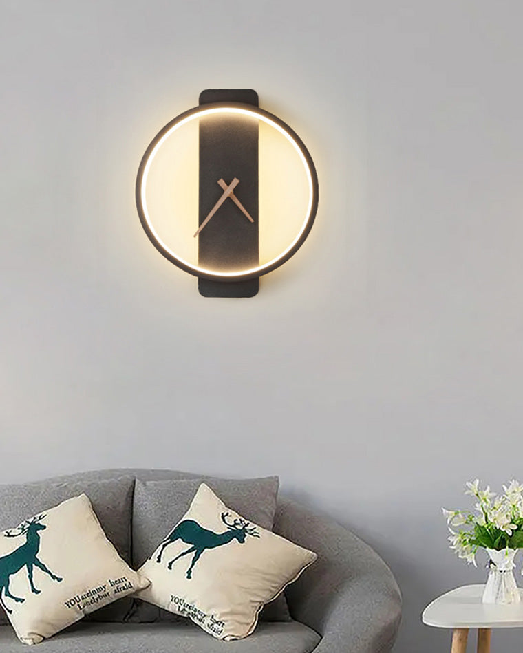 Slank digital veggklokke med LED-lys, en moderne og funksjonell detalj for veggen.