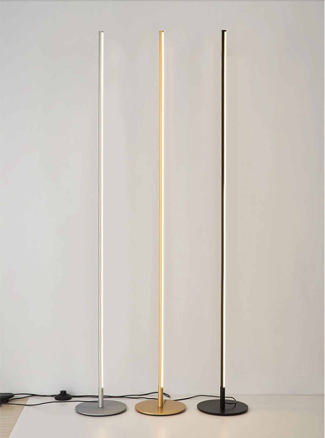 Elegant LED designlampe til stuen, skaper varm stemning med minimalistisk look.