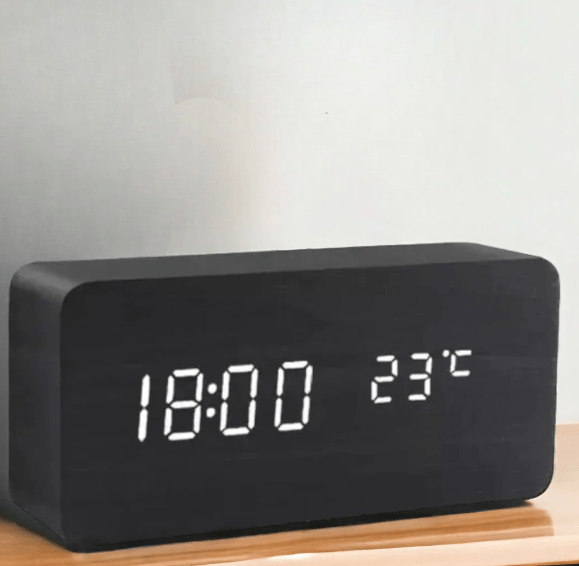 Elegant smartklokke med stemmestyring og LED-display, et perfekt gave- og designelement til hjemmet.