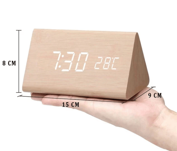 Svart, minimalistisk LED-klokke sett fra siden, viser slank profil og moderne design for et hvert rom.