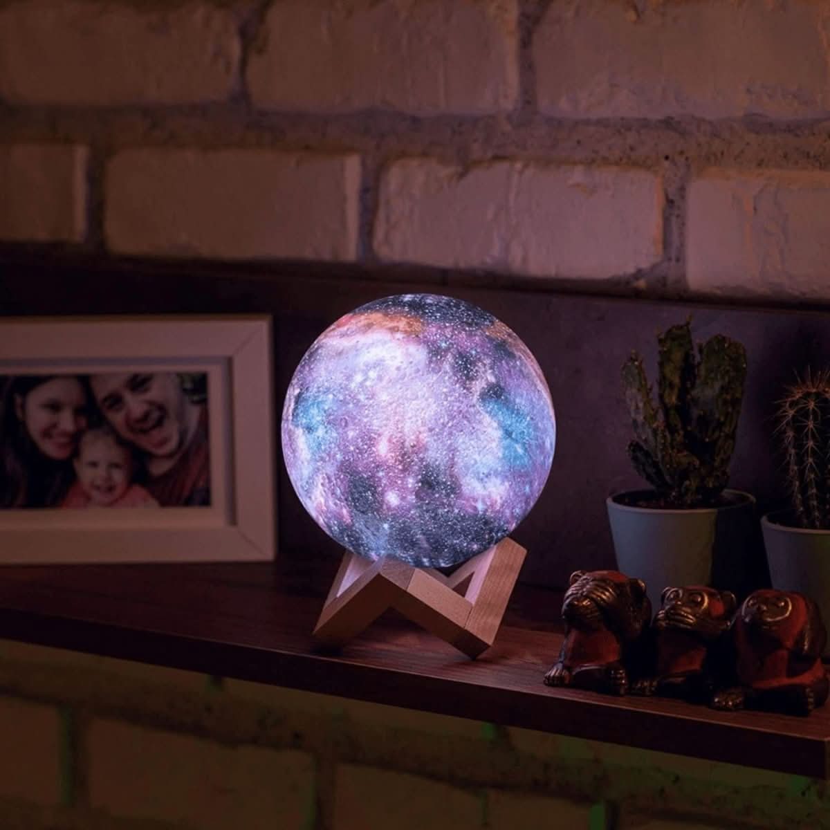 LED nattlampe med justerbare farger i et barnerom. Skaper en trygg og koselig atmosfære om natten.